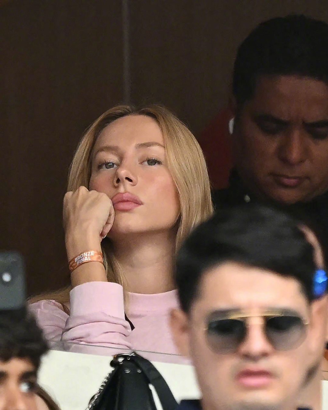 姆巴佩的新女友 Ester Expósito 凌晨现身英法大战现场观战，成了各大