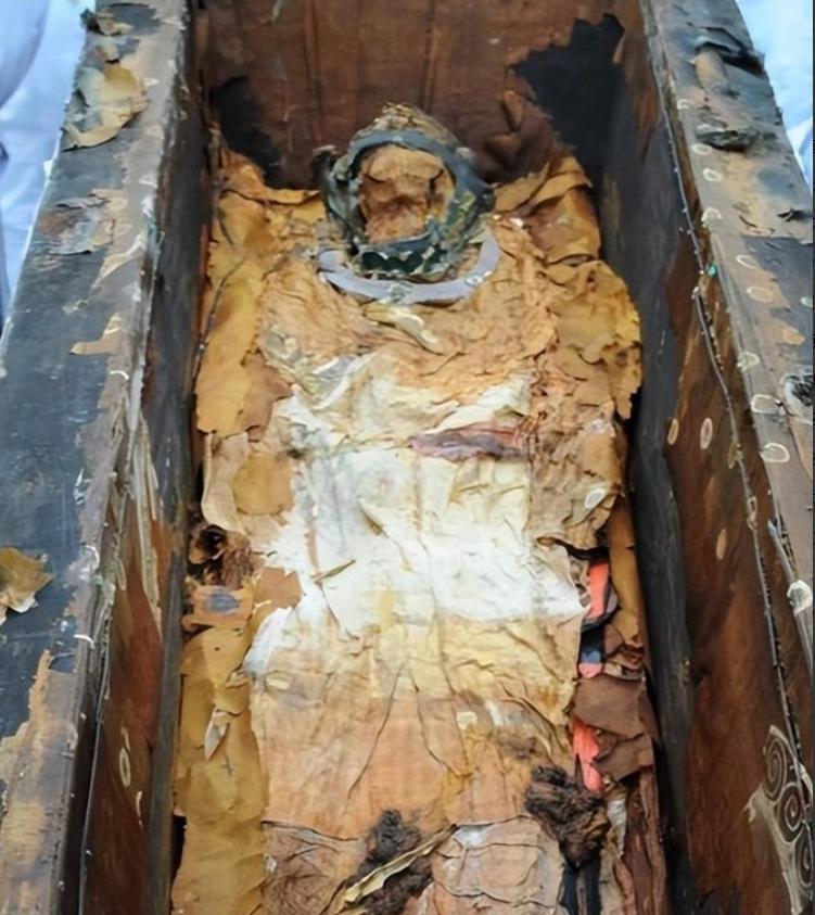 1956年，在郭沫若、吴晗的强烈要求下，国家同意了挖掘万历皇帝的陵墓。打开棺材后