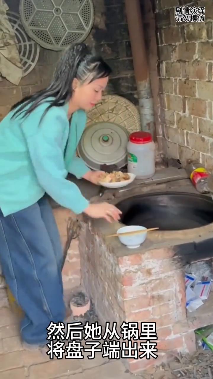 侄女做好的午饭给大伯送。
女子做好了中午饭，然后她从锅里将盘子端出来，接着她将盘