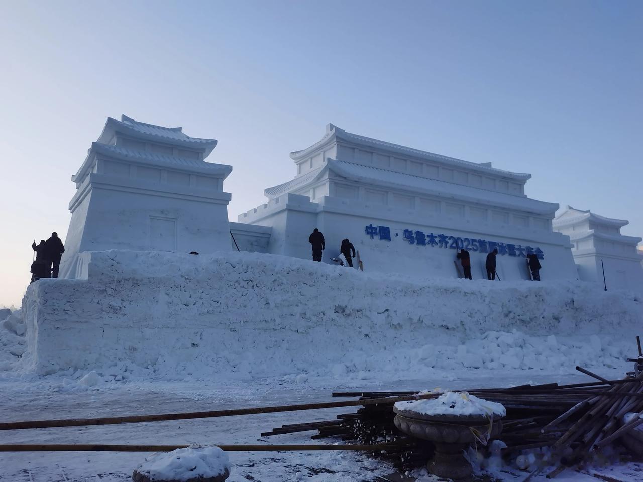 今天路过文化公园正在打造的冰雪大庙会门口，看到道路边大门门头的雪雕还没有完工，工