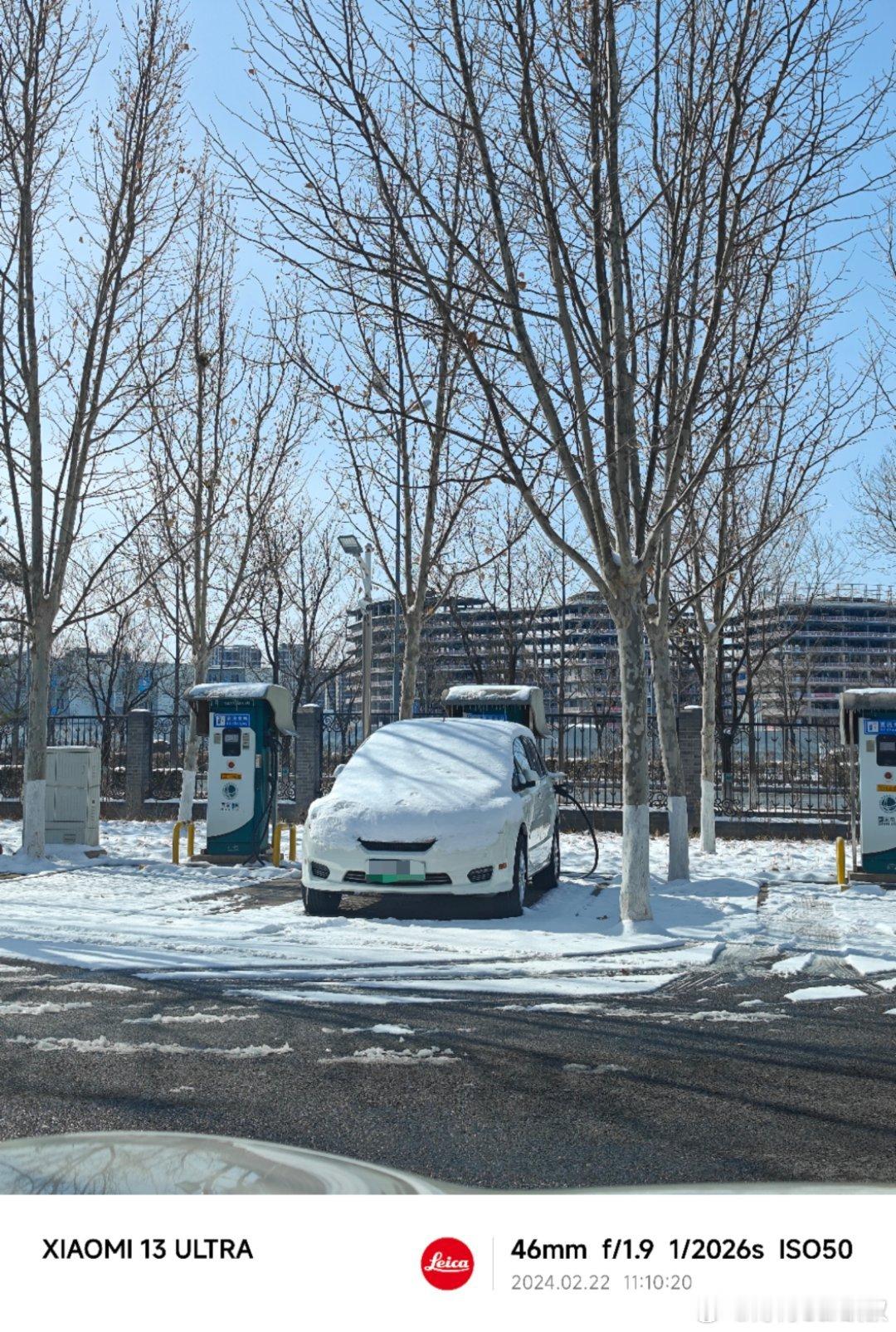 北京前天晚上下的雪…看这台车的样子像是充了三天的电…不知道是车不行，还是人不行，