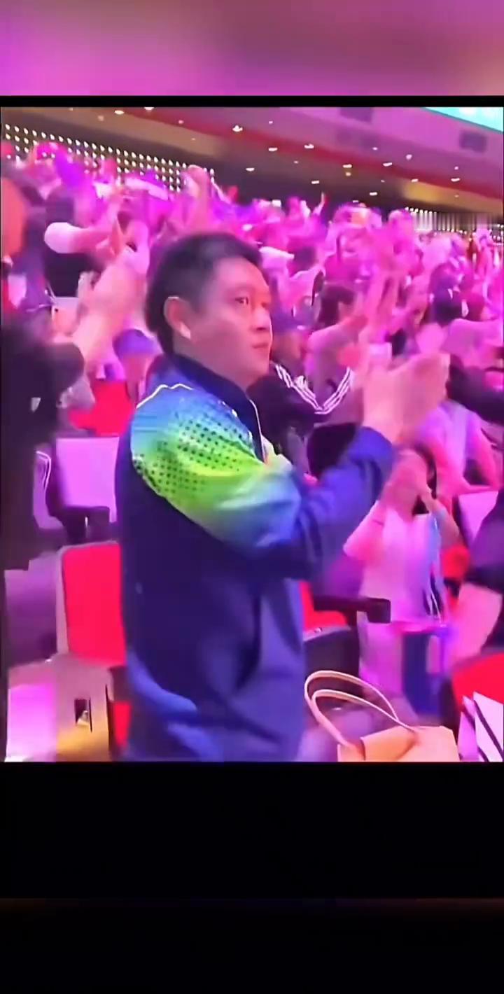 最好的小杨和coco看到你夺冠而激动得站起来为你欢呼鼓掌。女孩子之间的友谊真的好