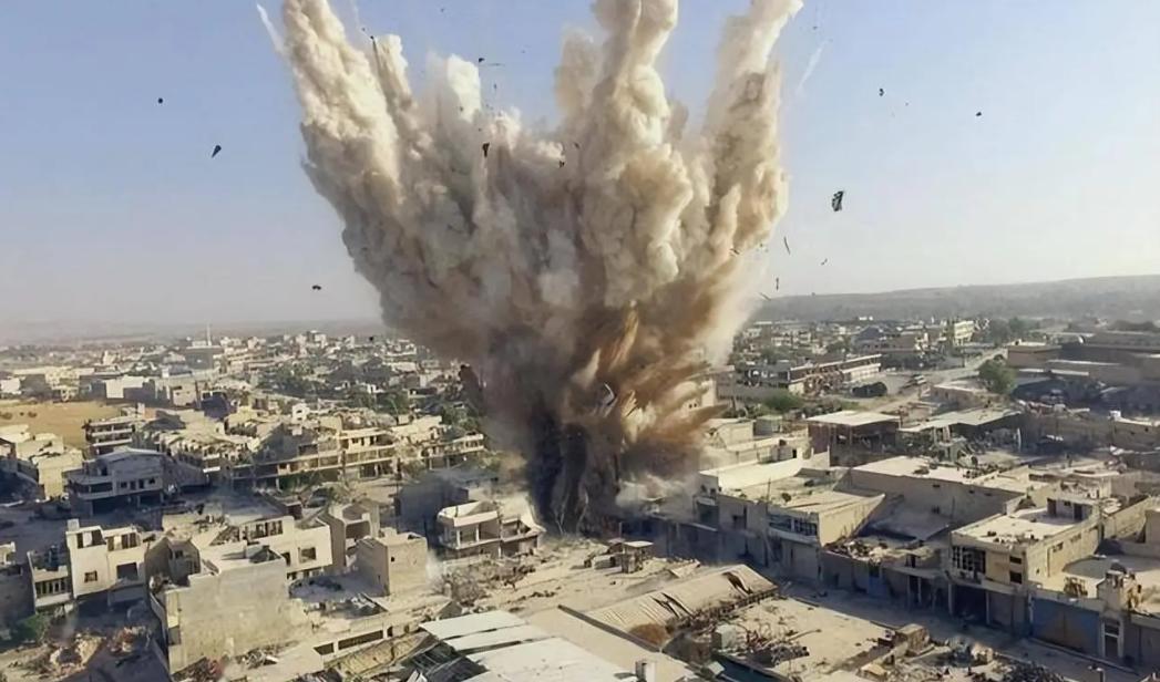 情况失控了！榛树导弹击中利沃夫仅数小时，英法德三国领导人火速连线，捷克外长车厢里