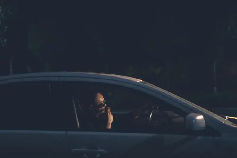 教唆乘客撒谎，这黑车司机真是胆大包天，最后被罚8000元，纯属自找苦吃。黑车本就