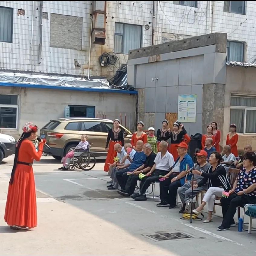 双节暖桑榆 歌舞寄温情
 
端午逢父亲节，双节同至，温情满满。石家庄长安公园新疆