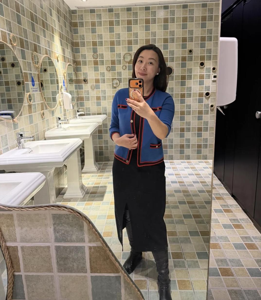 40+中年少女竟然被要微信了！[笑哭]生人勿近气场竟被加班磨没了😂
 
40+