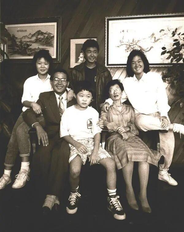 1990年，藤森当上秘鲁总统，他的原配叫静子（苏珊娜），两人有三子一女。不久，藤
