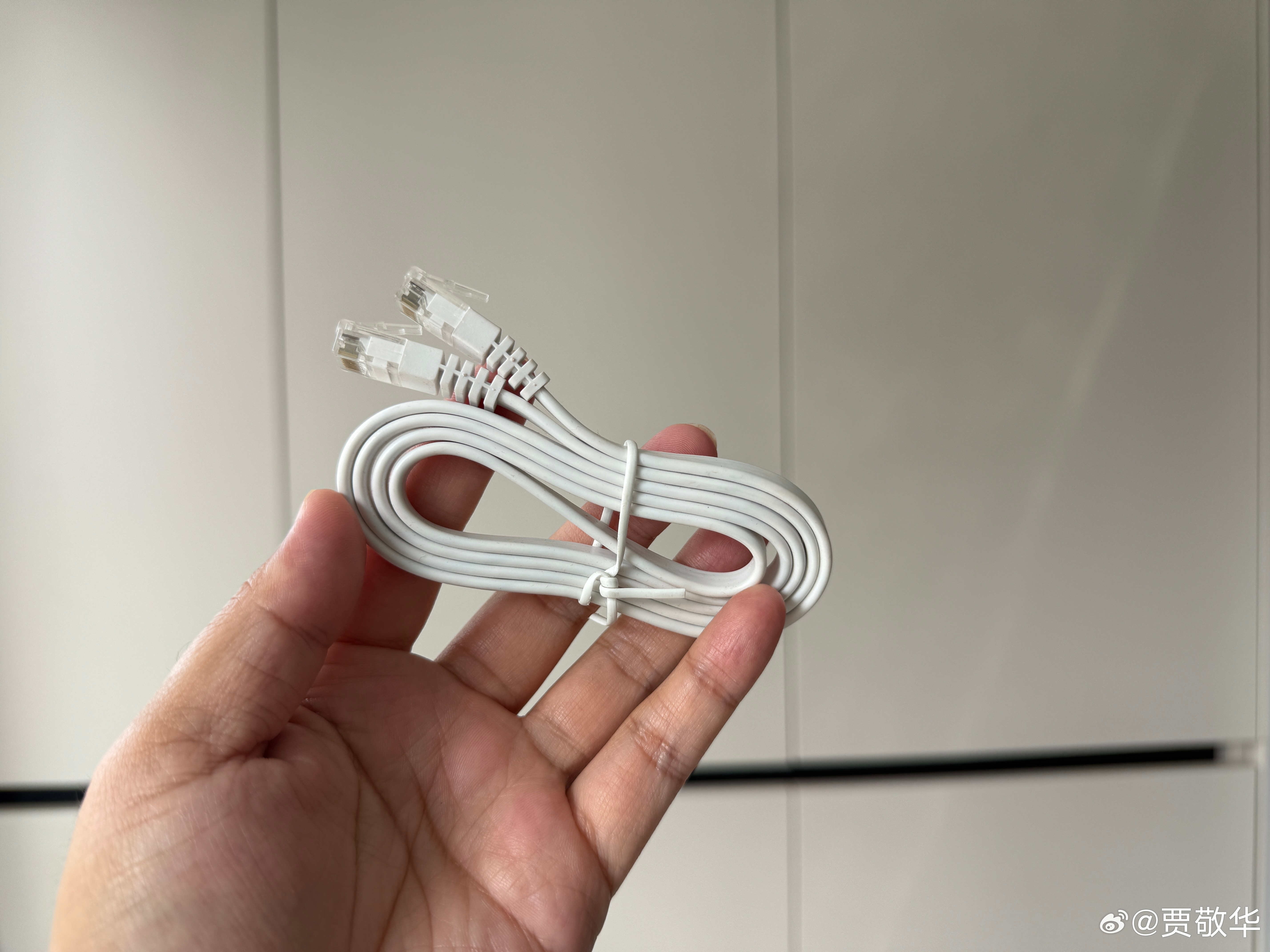 有粉丝刚装了2000M宽带，手头没有超六类网线了，问我这条超五类的扁网线会影响网