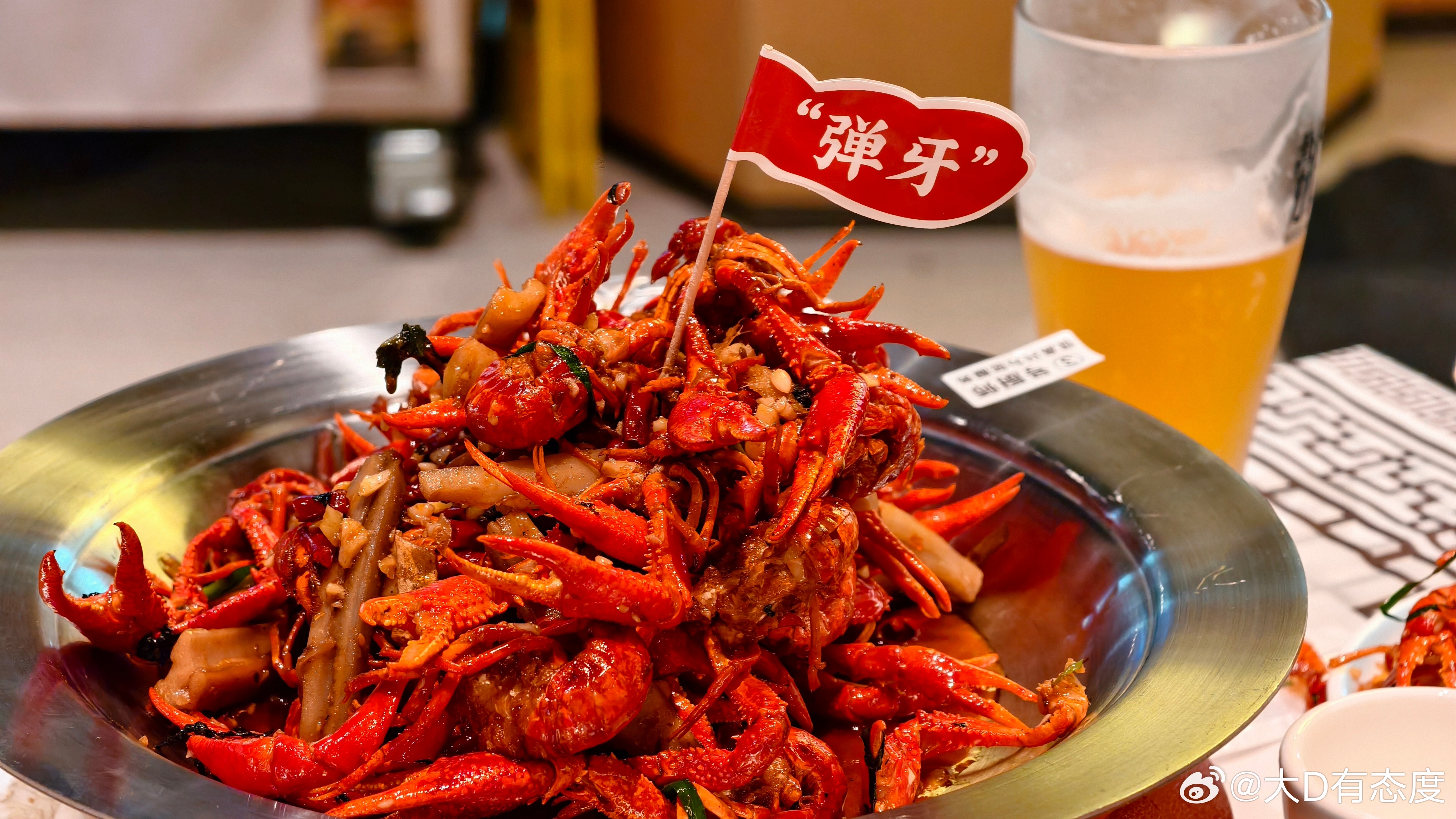 深圳还是有氛围，朋友们一边吃小龙虾聊自己养龙虾的心得。 