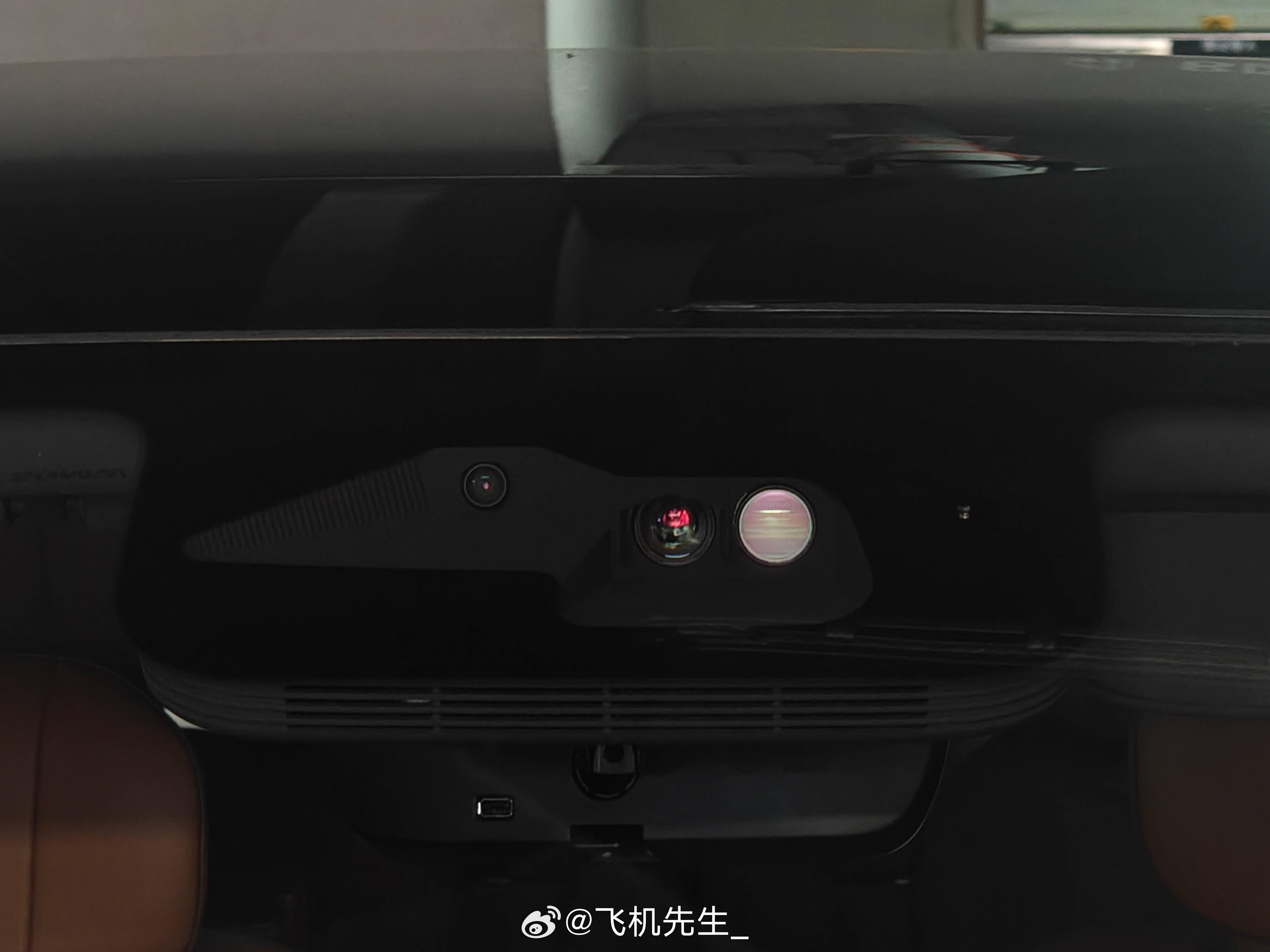 大家从第一张图里能看到什么？全新 M9 前挡风玻璃上，有一处非常经典的棱镜反光，