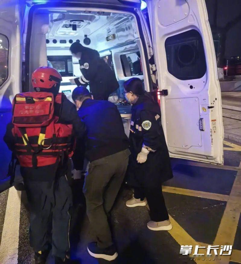 【365天不间断值守水面！女孩深夜跳江水警4分钟生死救援 】120急救人员抵达现