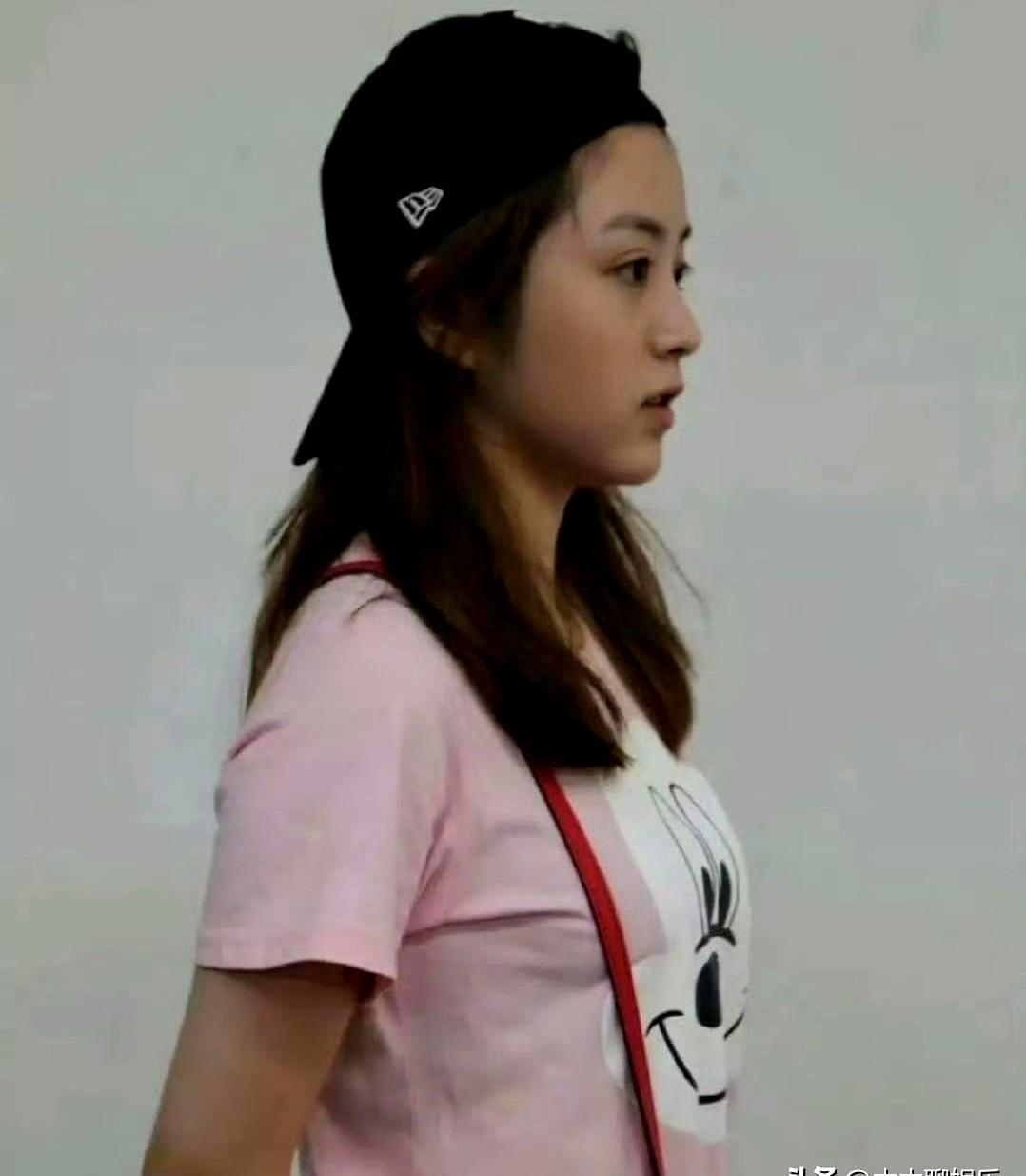 田曦薇素颜照一出，这讨论度直接爆棚！

姐这底子真没得说，皮肤好到发光，整个人精