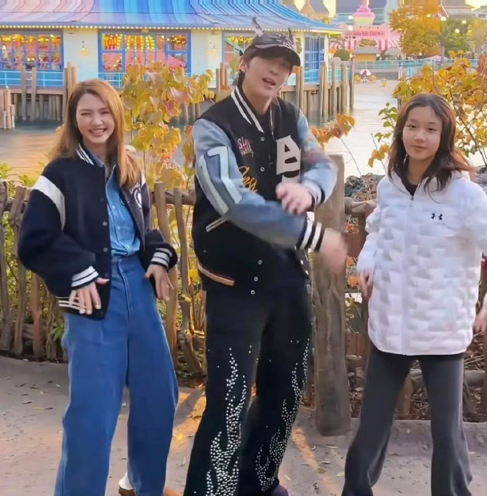 洪欣带儿子女儿跳舞，三个人好欢乐，儿子身高惊人，目测有一米八了，女儿长得像爸爸张