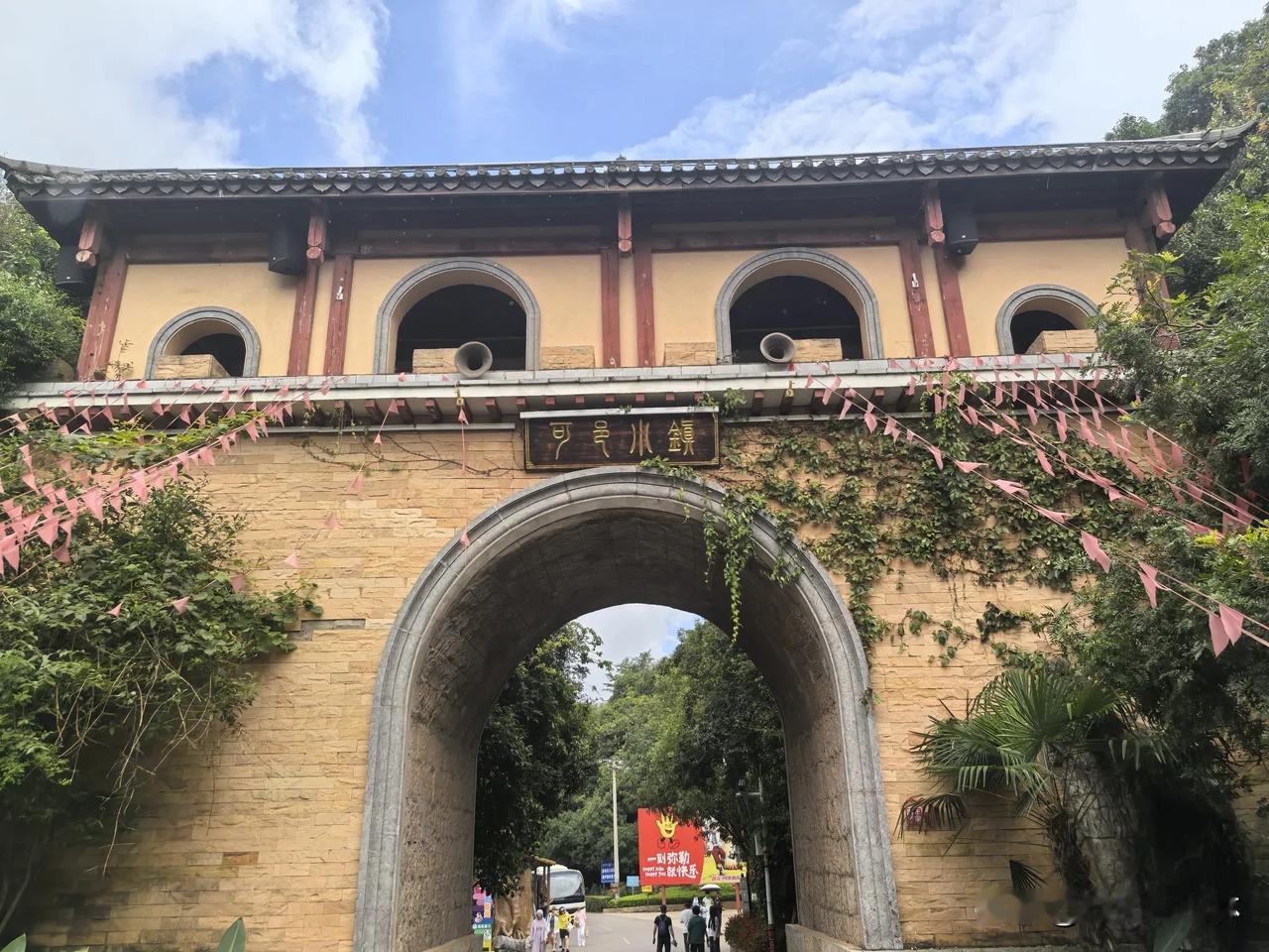 七律·可邑小镇
初访彝乡意韵长，
可邑胜境梦魂翔。
翠林藏寨烟霞绕，
碧瓦飞檐岁