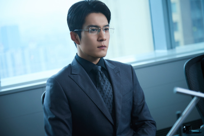 韩东君李信是妥妥的事业批 守得住职业底线与原则，也看得见同伴身上的闪光点，李信的