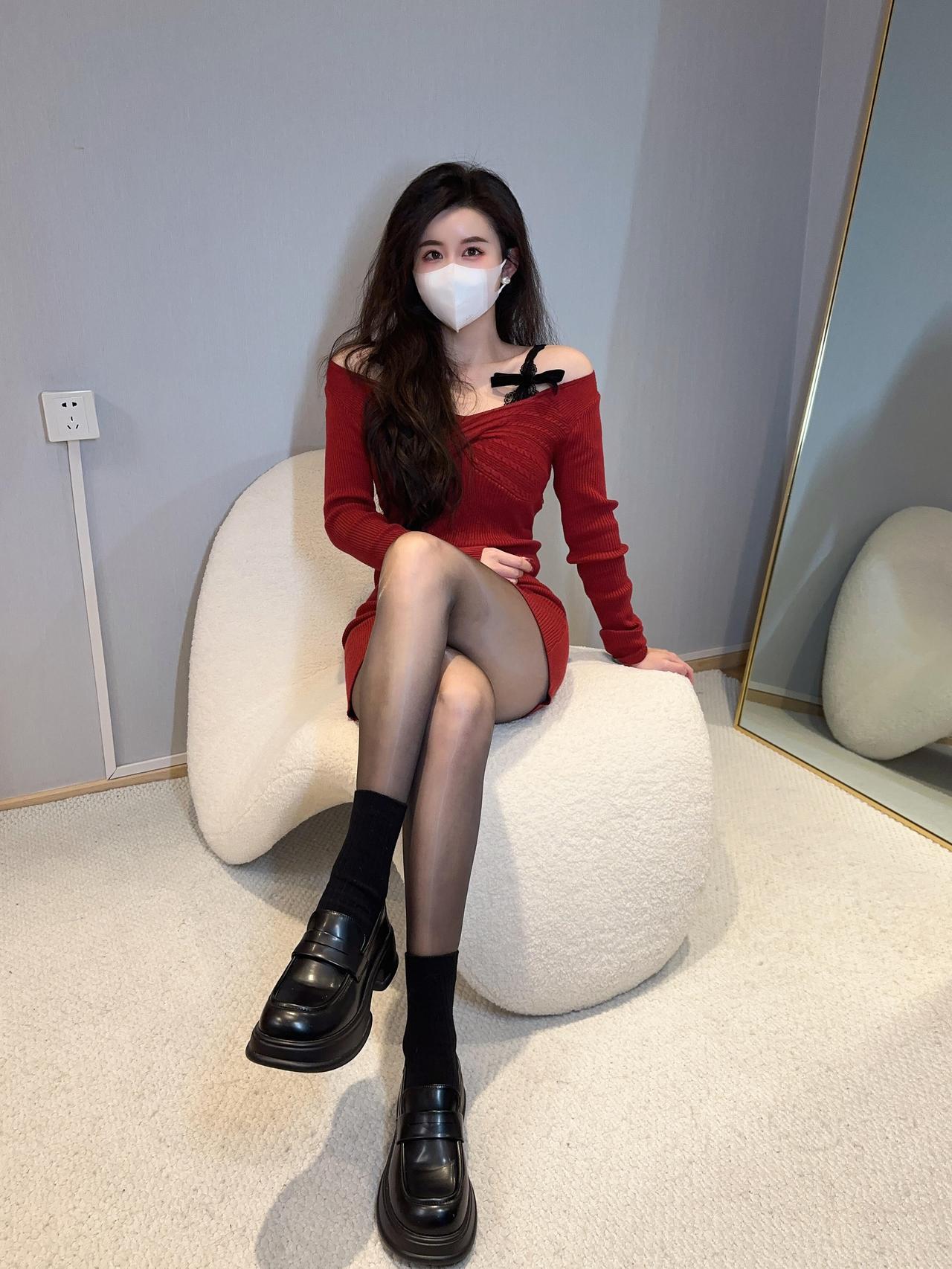 红色针织包臀裙搭配黑丝，那简直是性感与魅力的完美结合。红色针织包臀裙能紧紧勾勒出