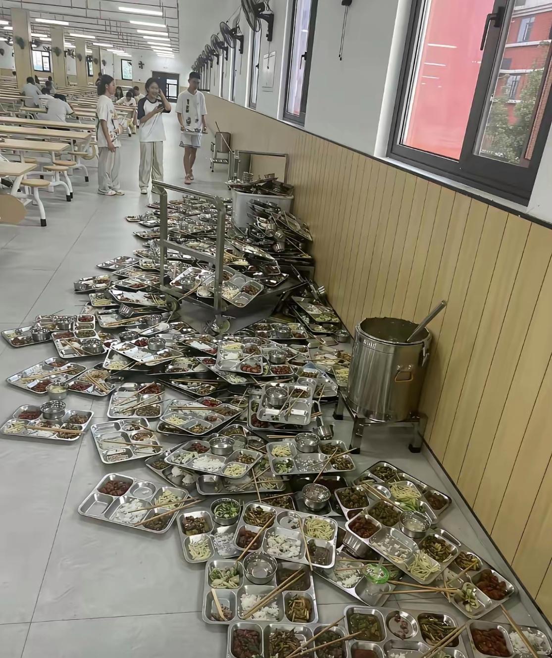 学校食堂的饭大多数学生不吃，或吃得很少，很多家长敢怒不敢言，孩子中午不吃饭，晚上
