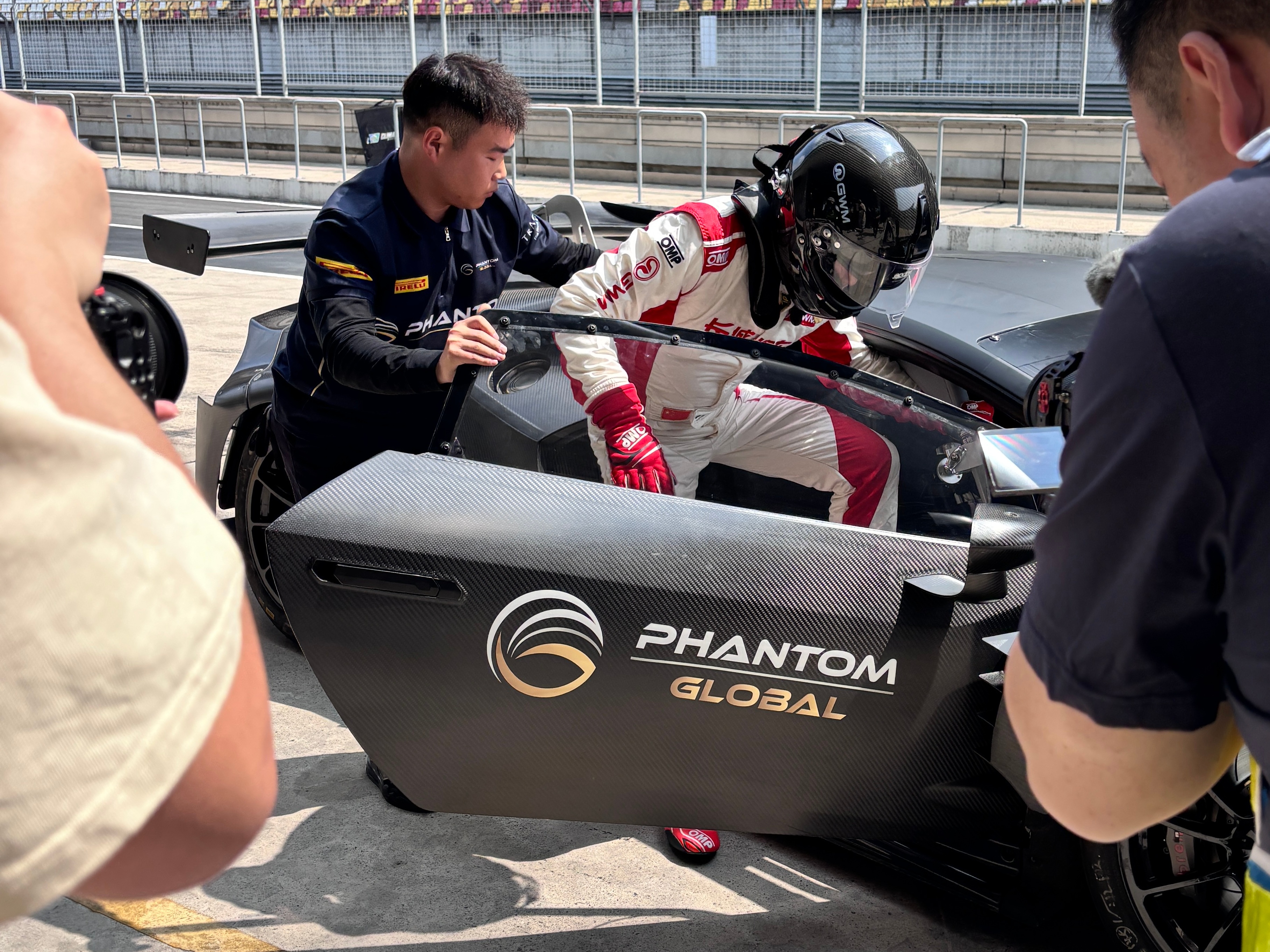 两圈GT3跑下来，魏总直言，要让长城的GT3或其他赛车尽快落地并共创推向市场ch