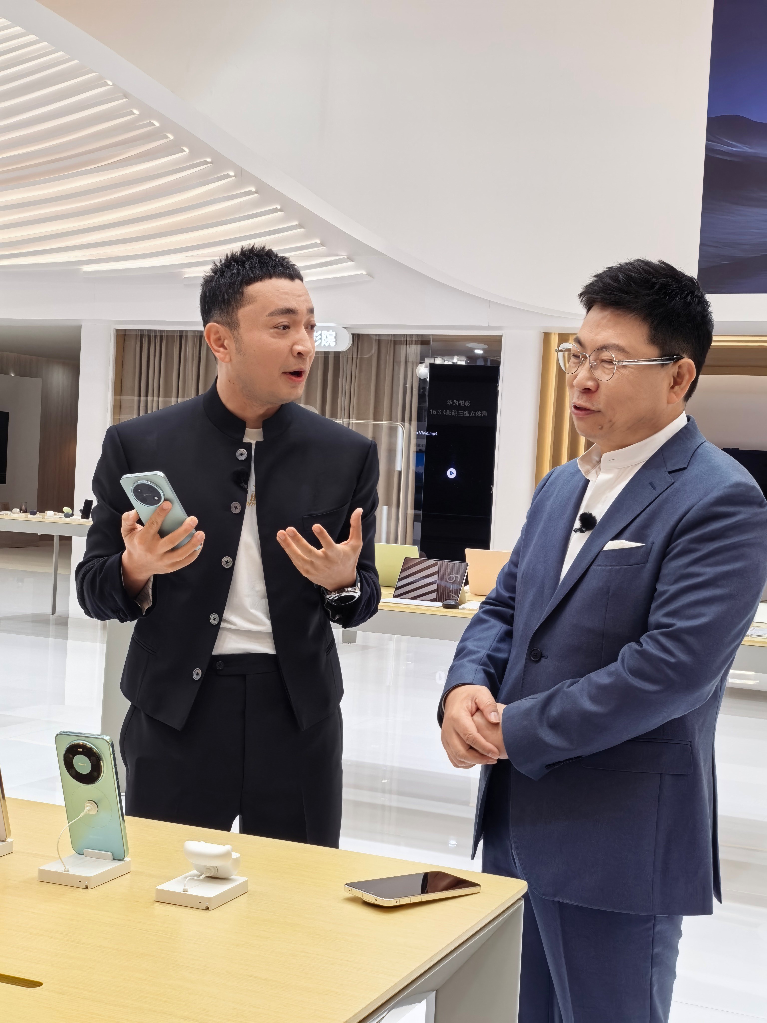 余承东官宣华为畅享90系列华为畅享全系搭载麒麟芯鸿蒙6 出门总怕手机没电，随身带