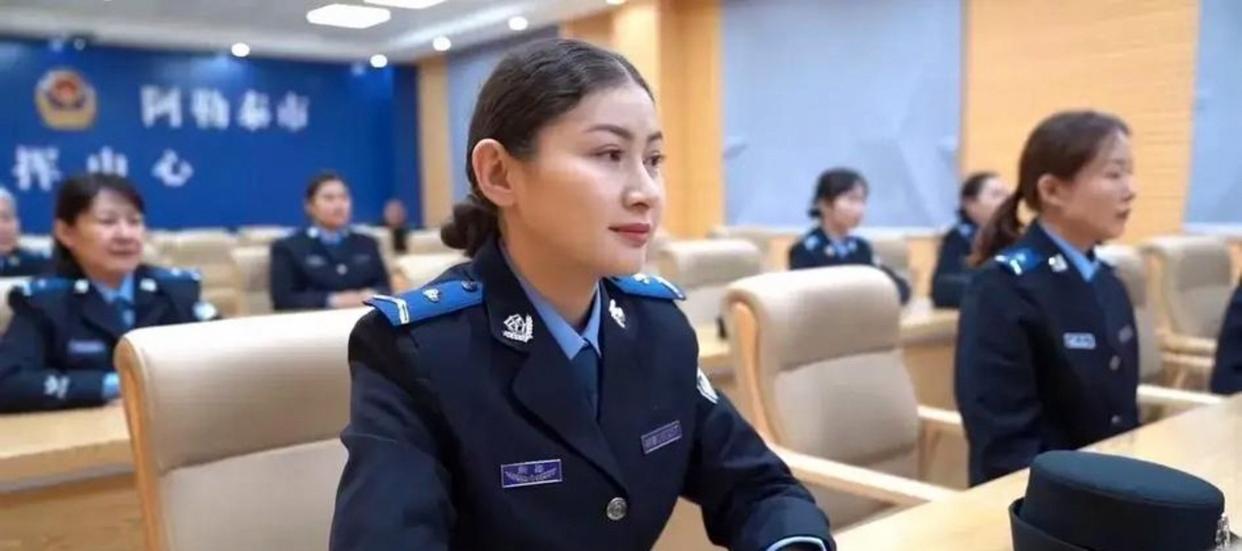 多地辅警队伍管理采用“准军事化管理”模式，该模式注重纪律性、服从性与规范化，旨在