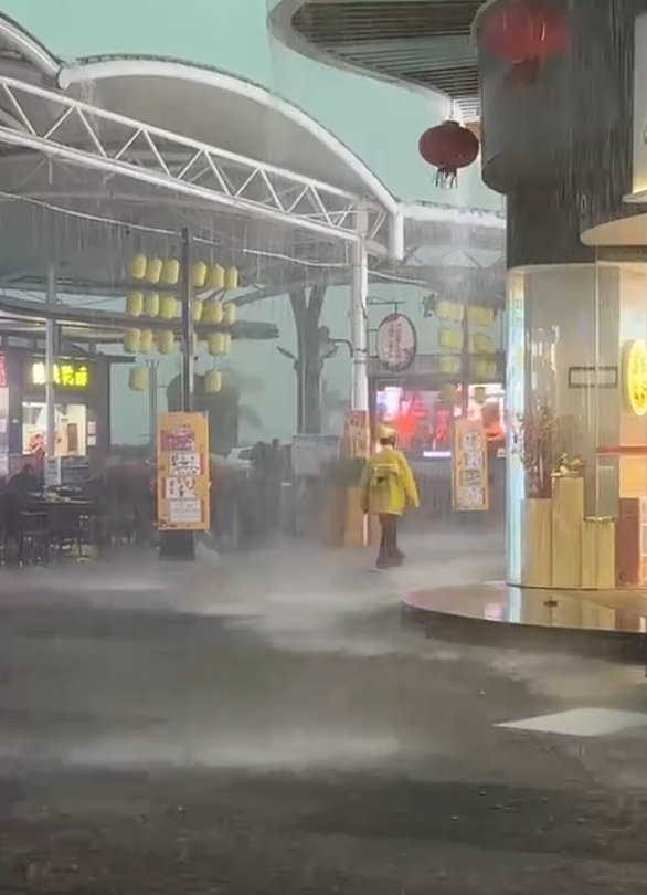 #春决佛山暴雨# 佛山现场的兄弟来讯说：爆雨萧敬腾能施法~我阿水施法也没毛病吧~