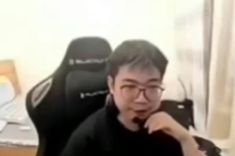 Emo：国内最菜中单？你看国内哪一个中单分比我高吧，我特么分比莫言都高，aq分也