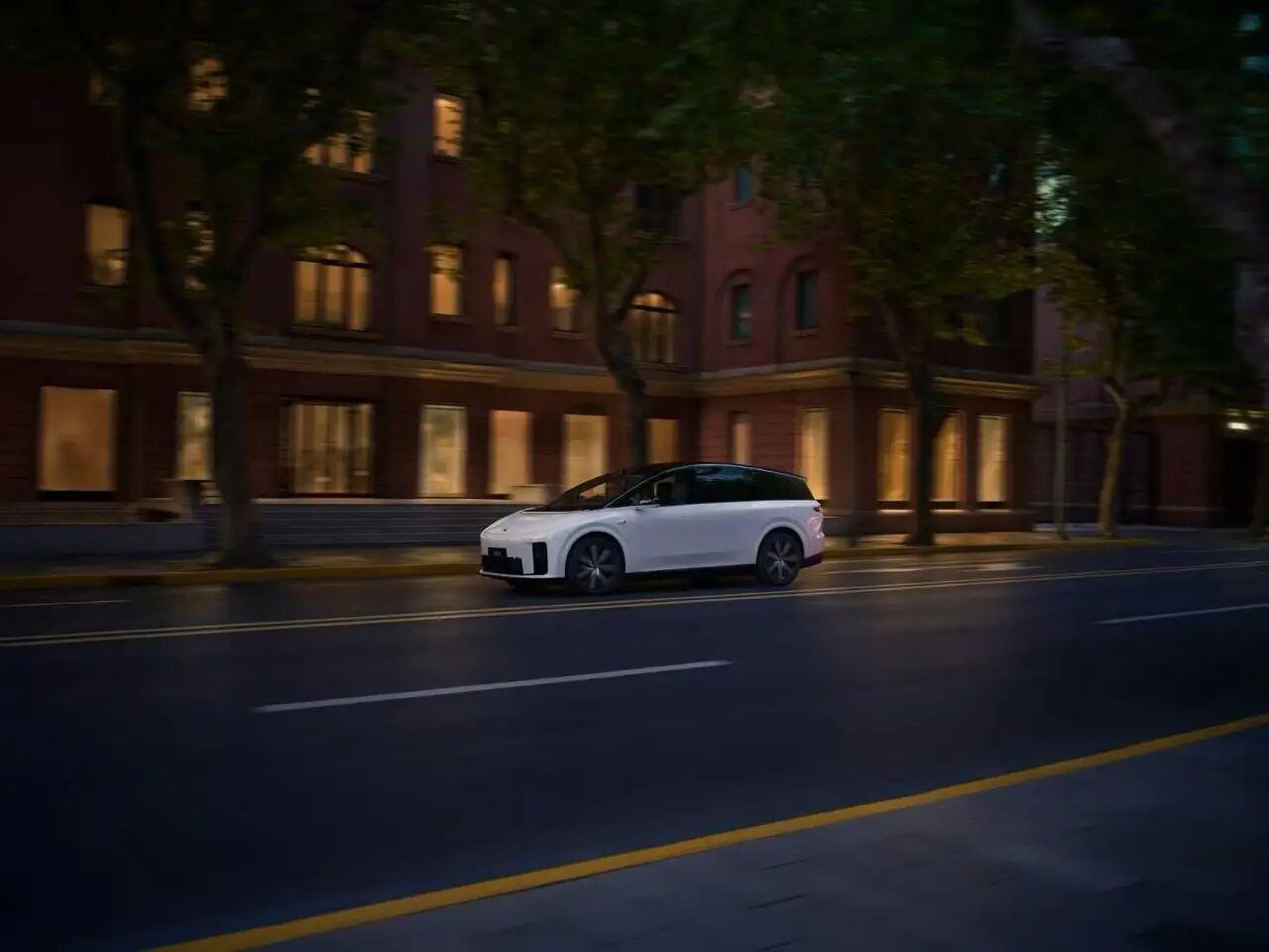 理想i6出街：25万级最iPhone车理想i6未登场就赚足眼球。4米95车长、5