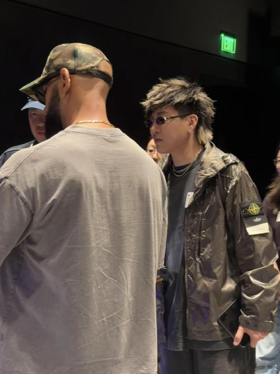 胡彦斌和苹果新CEO同框胡彦斌见完库克见新CEO 胡彦斌现身苹果洛杉矶发布会，还