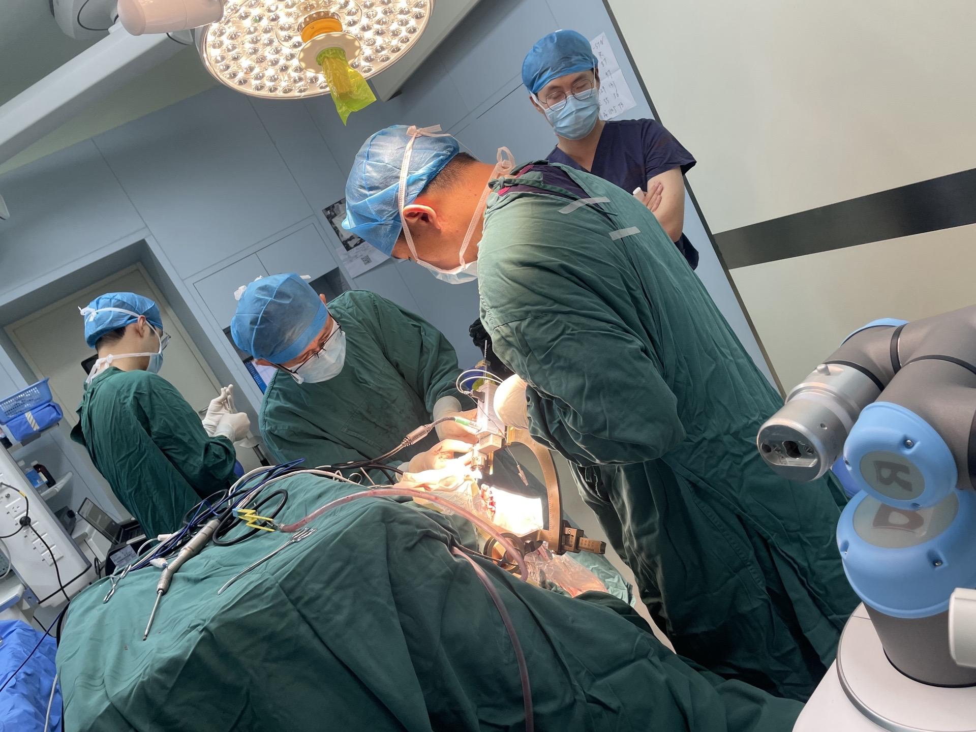 三台手术完成。今天紧凑了一点，一台脑起搏器植入治疗帕金森病，一台三叉神经痛减压，一台三叉神经痛球囊压迫术