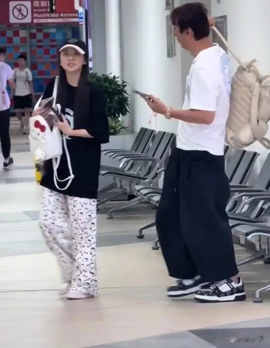 王思聪再次换新女伴！穿着一样的天价LV鞋，女孩纯素颜，颜值破天花板！[灵光一闪]