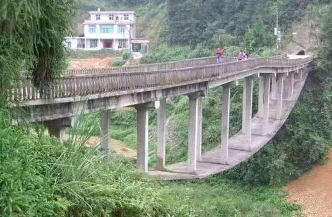 一个连大学都没上过的人，竟花费26万，用30年造出一条74米长的大桥！1989年