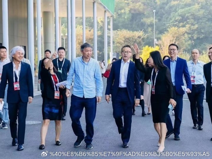 蔡崇信今年已经62岁了，但在他身上你看不到中年男人的油腻感。他的面部轮廓清晰，下