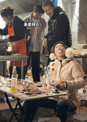 这女子喝的可不是啤酒，细看才发现，她喝的是白酒，看她吃吃喝喝的状态，显得非常的豪