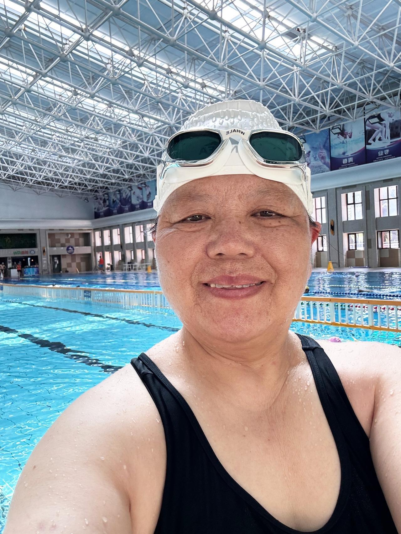 自由泳对初学者来，
说难是真难，
说容易也容易。
几个小技巧与大家分享：
1、学