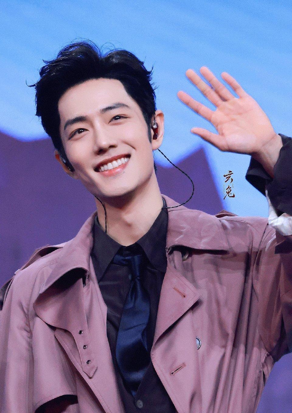 彩排练到导演喊停收泪，上台高音稳得让耳膜震颤——肖战把哽咽咽下去，换成了整片红海