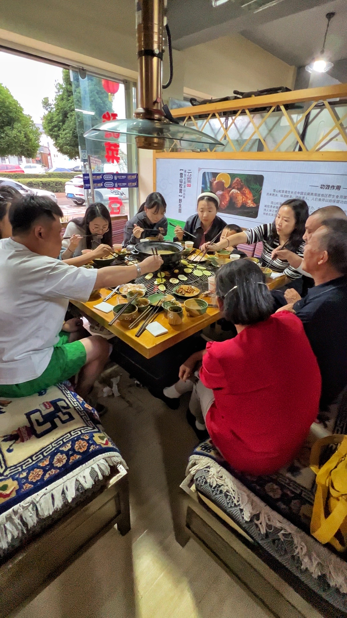 又到了云南吃野生菌的季节，四川的亲戚长辈们来丽江，我肯定要带他们来感受地道的火塘