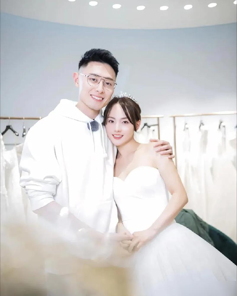 都以为张嘉倪净身出户，结果买超卖房凑了八位数，连上亿别墅都归了她。
 
你以为孩