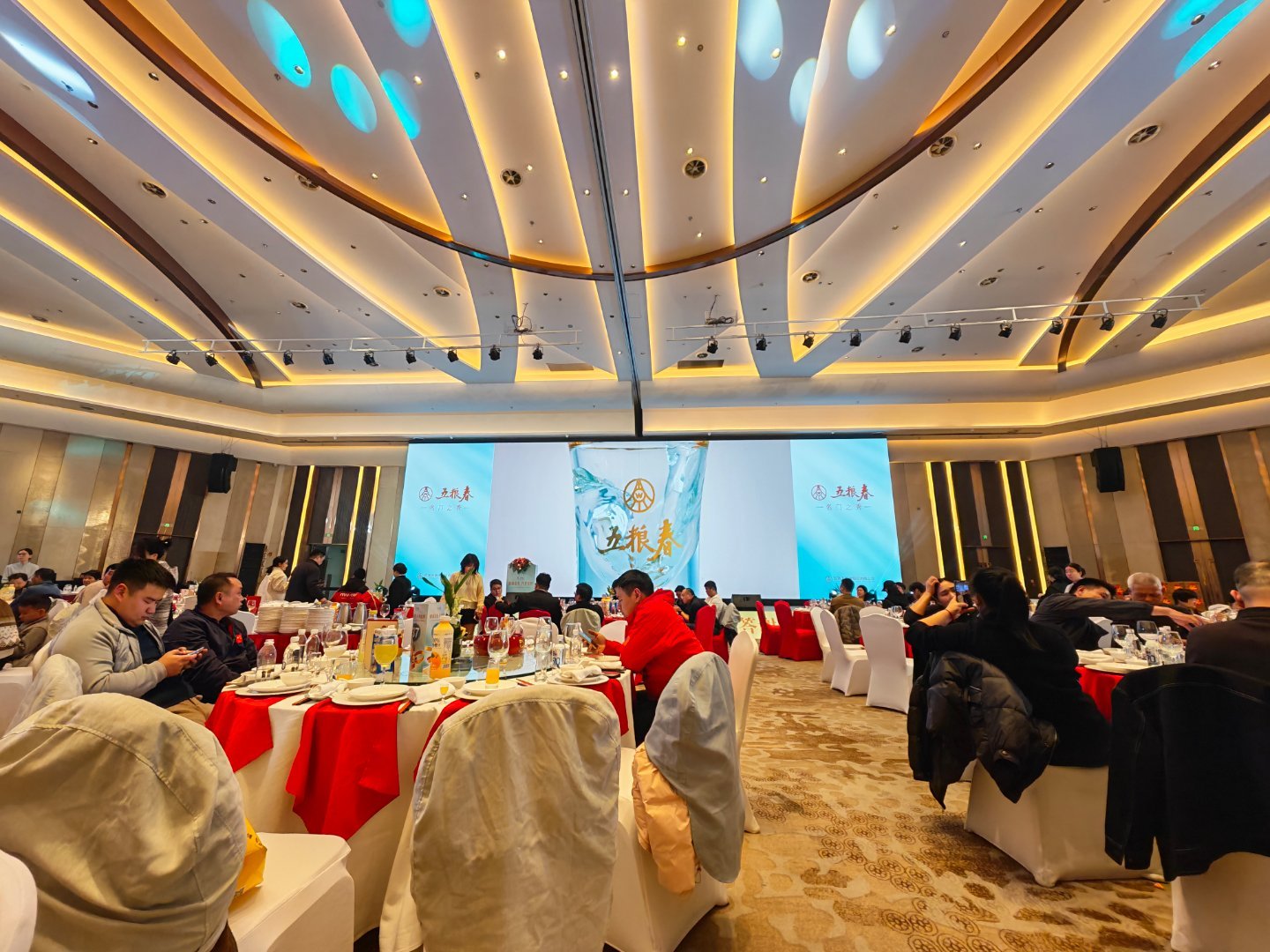 今天来参加五粮春酒会第一次参加酒企的活动，很像车企媒体晚宴，喝酒吃饭+抽奖期待今