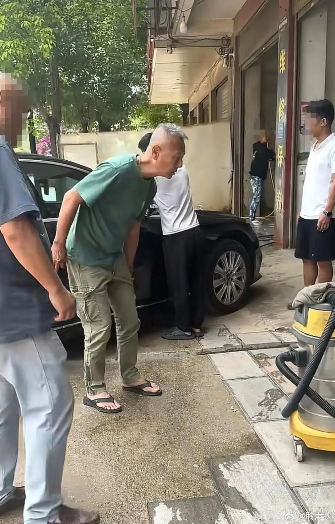 台湾演员刘德凯云南定居，出行开奔驰老S，72岁状态好仍很帅气 