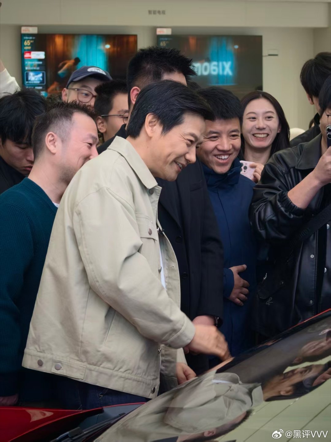 雷总周末现身北京五棵松小米专卖店太帅了，我也要抽空去看看新一代SU7 