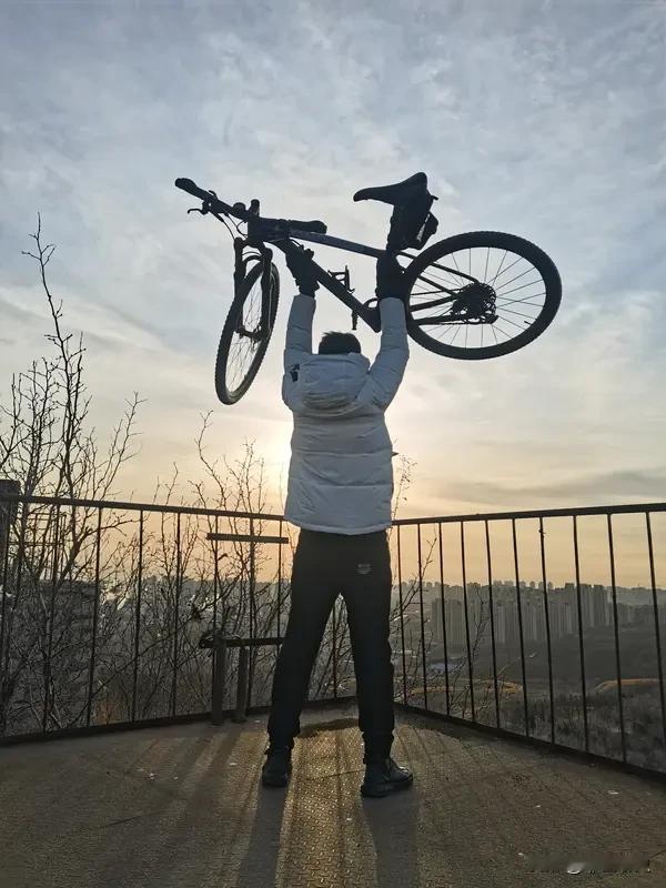 路纵远，一步一步前行自会渐近；事纵难，一点一点操办自会顺遂。山再高，向上攀登终能