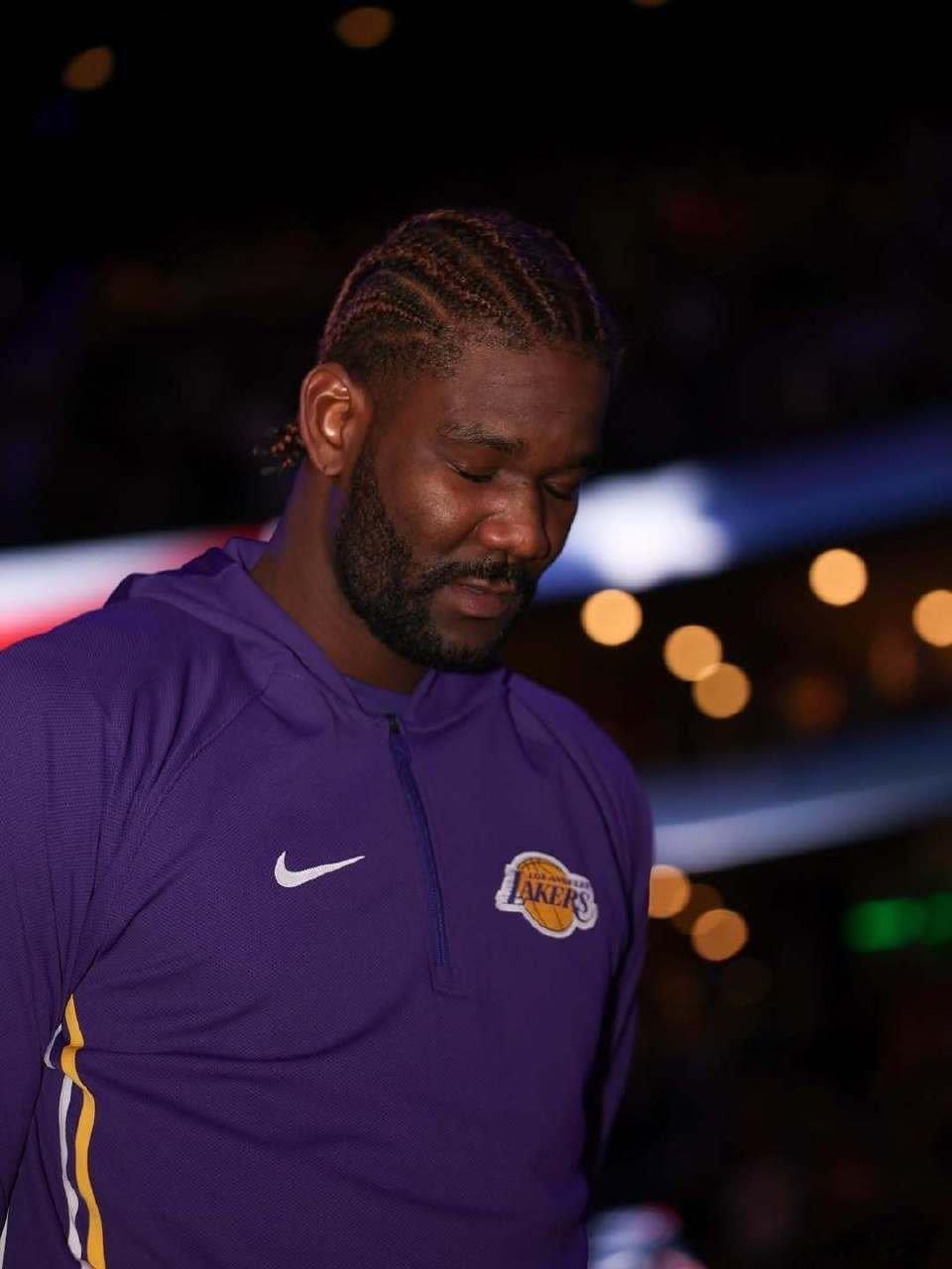 半场湖人丢了70分。板凳得分马刺29比7。马刺用50%命中率投进了10个三分球，