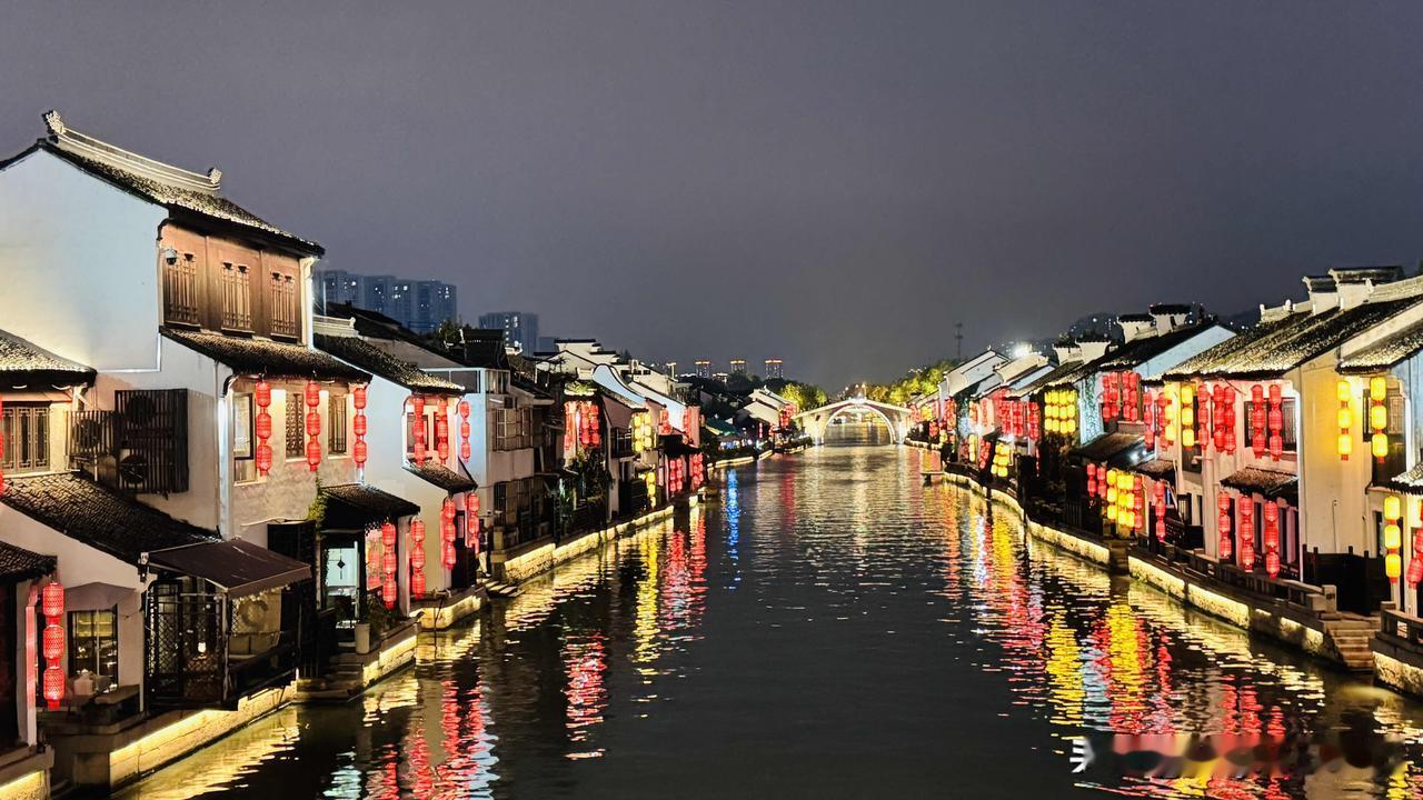 无锡，一座揉合了柔美与古朴的城市，仿佛一幅流动的画卷。绿意盎然的蠡湖之滨，轻轻拂