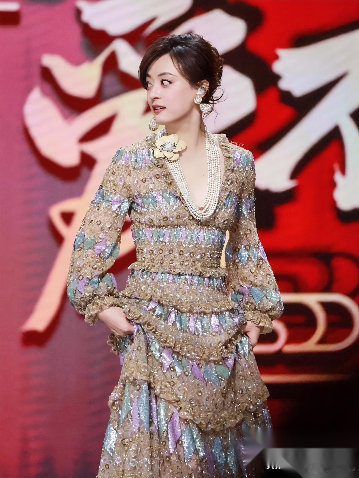 孙俪现身女儿小花舞会，我不意外。 现场响起邓超的歌声，我不惊奇。 但我万万没料到