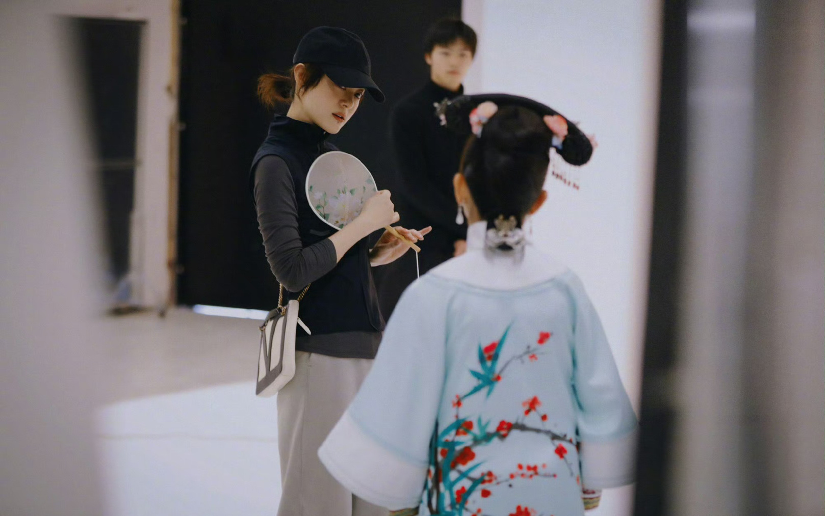 真甄嬛现场指导拍甄嬛传写真啊[笑cry]太可爱了吧！！ 