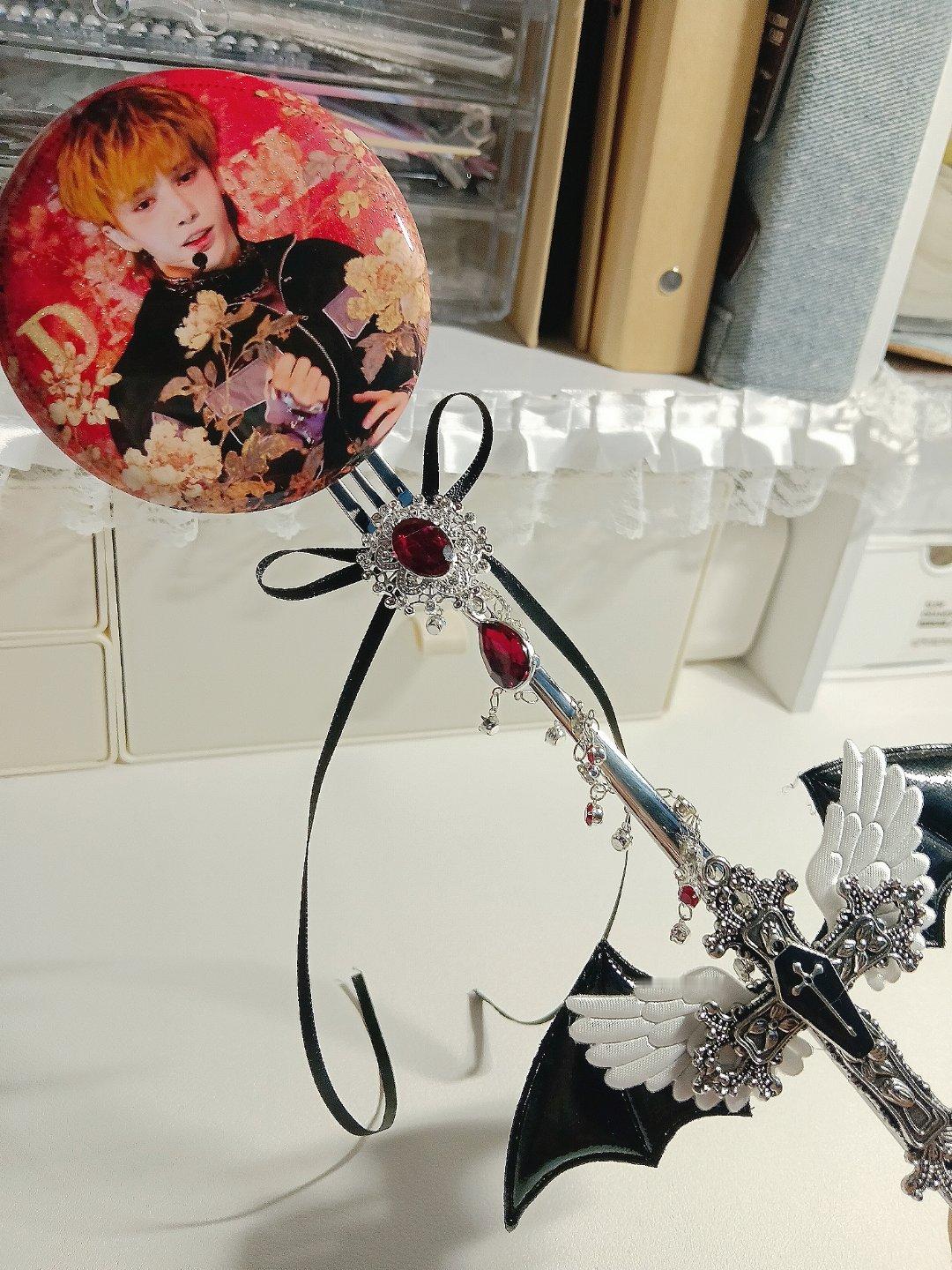 做了打卡棒配洛洛的吧唧但是感觉有点小了 