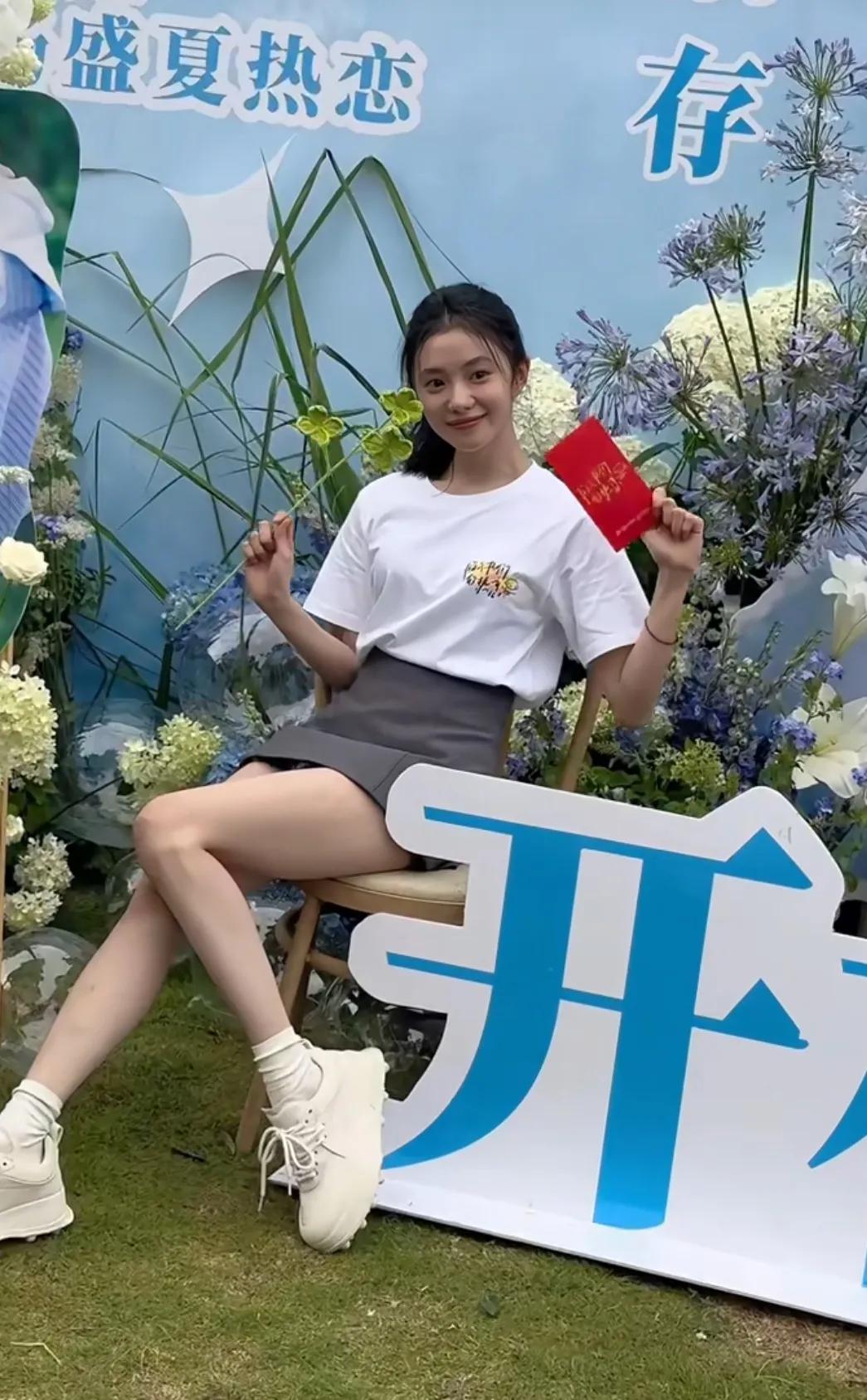 刘浩存新剧在成都开机
刘浩存本人好灵动可爱呀
她那次之后低调了好多
现在的她心都