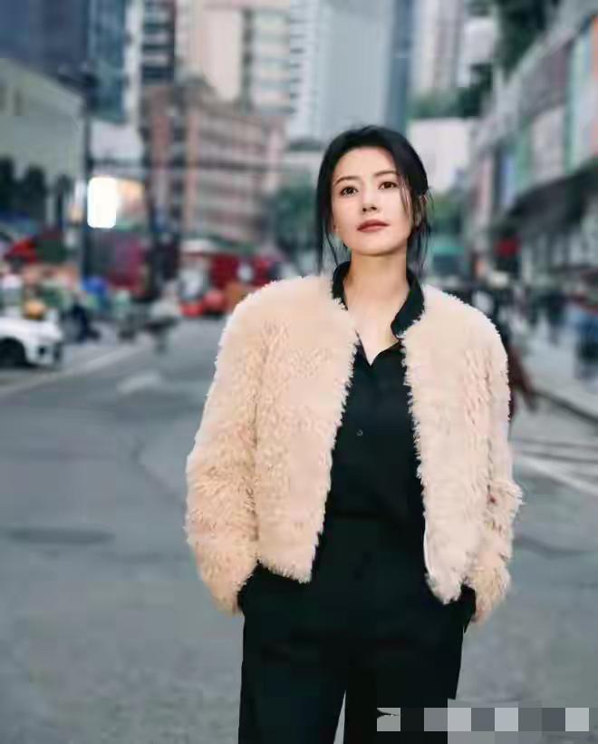 46岁的高圆圆还是这么漂亮，保养真好