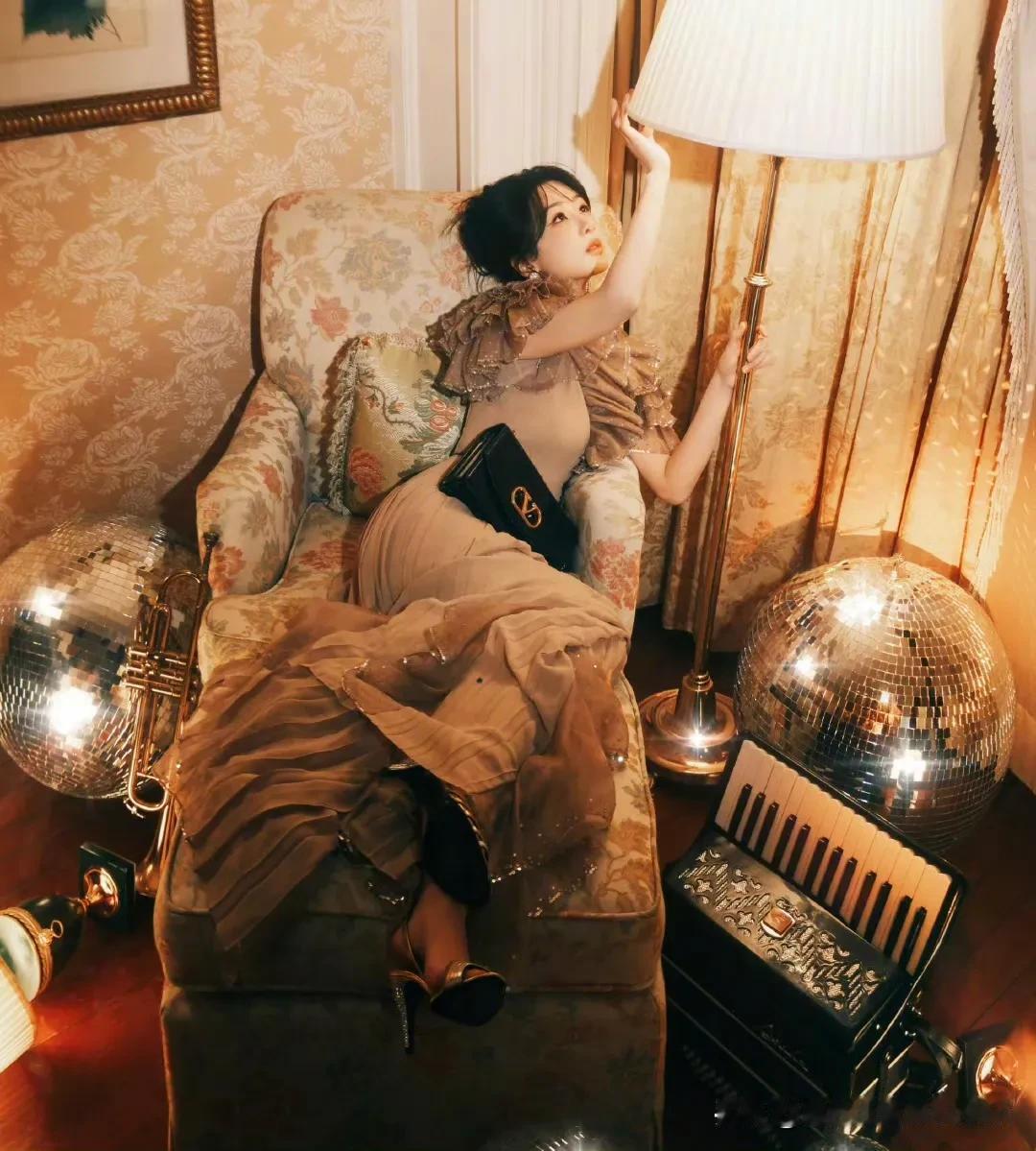 杨紫复古氛围中的优雅瞬间，闪烁灯光下的迷人姿态💡✨👗👠