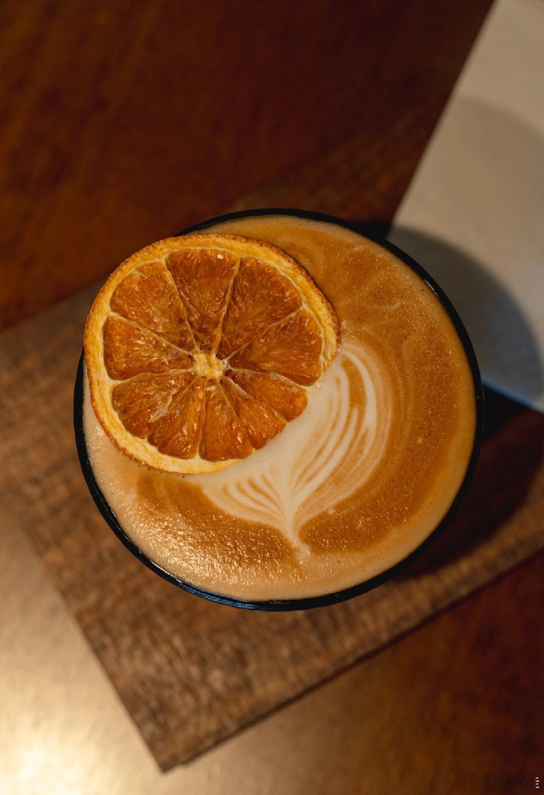 跟男人相处，其实很简单。不要想着去控制他，时时刻刻左右他，也不要瞎惦记他有没有和